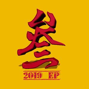 美女扒开双腿让男人捅
