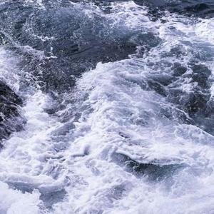 美女扒开双腿让男人捅
