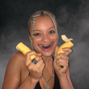 美女扒开双腿让男人捅
