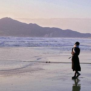 美女扒开双腿让男人捅
