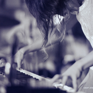 美女扒开双腿让男人捅
