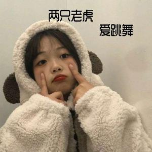 美女扒开双腿让男人捅
