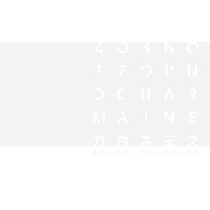 美女扒开双腿让男人捅
