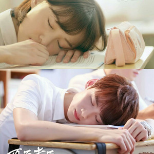 美女扒开双腿让男人捅
